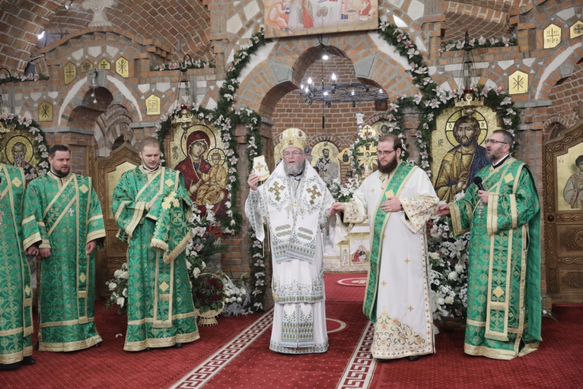 Catedrala din Baia Mare, plină de credincioşi la început de an 199660