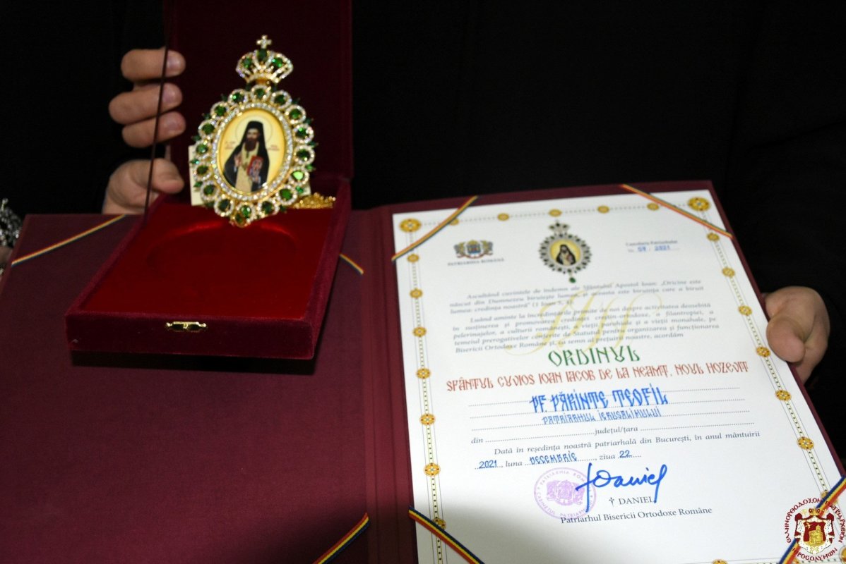 Patriarhul Ierusalimului a primit Ordinul „Sfântul Cuvios Ioan Iacob de la Neamţ, Noul Hozevit” 199677