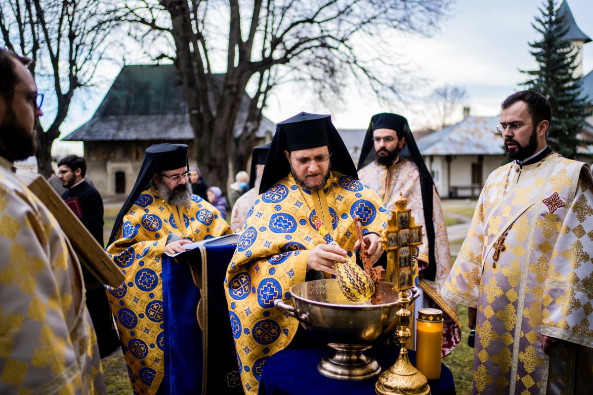 Ajunul sărbătorii Botezului Domnului la Catedrala Arhiepiscopală din Suceava 199884