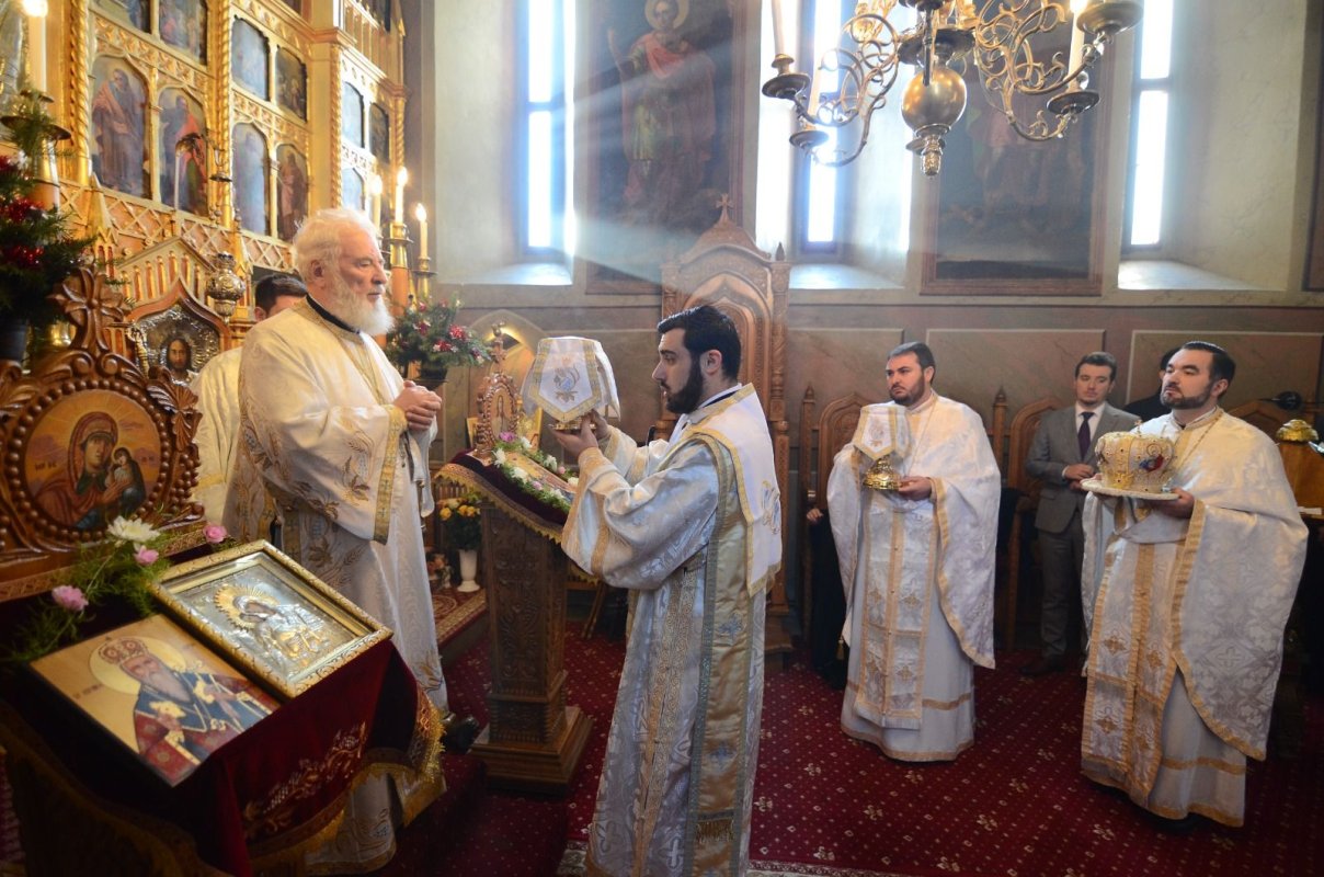 Moment aniversar pentru chiriarhul Eparhiei Târgoviștei 199869