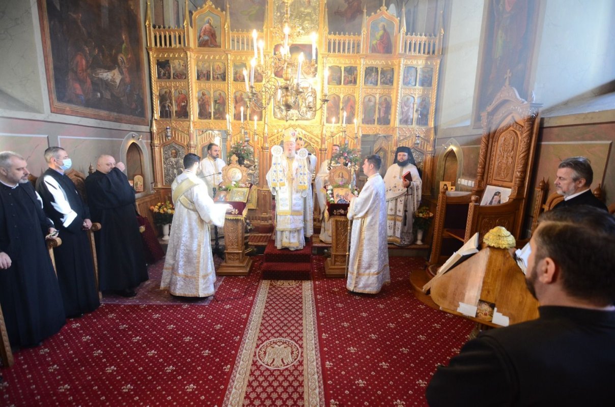 Moment aniversar pentru chiriarhul Eparhiei Târgoviștei 199871