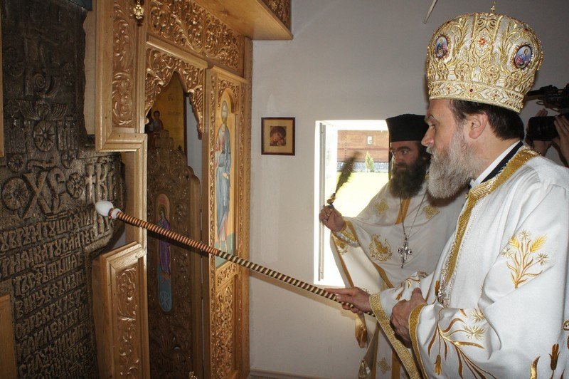 Crucea de la Coslogeni, care s-a făcut ușă de altar 199839