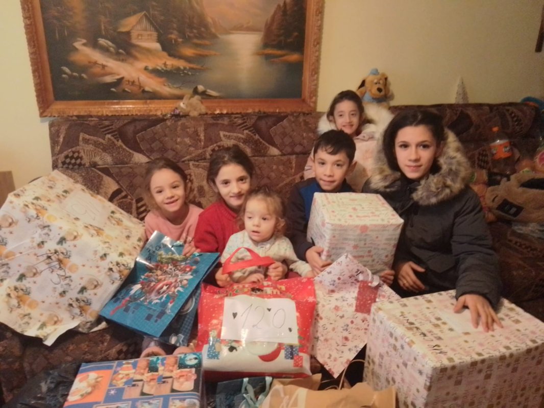 Daruri pentru copii sărmani în cea de-a 13-a ediţie a campaniei „Fii bucuria mea!” la Brașov 199924