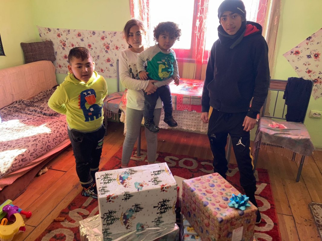 Daruri pentru copii sărmani în cea de-a 13-a ediţie a campaniei „Fii bucuria mea!” la Brașov 199925