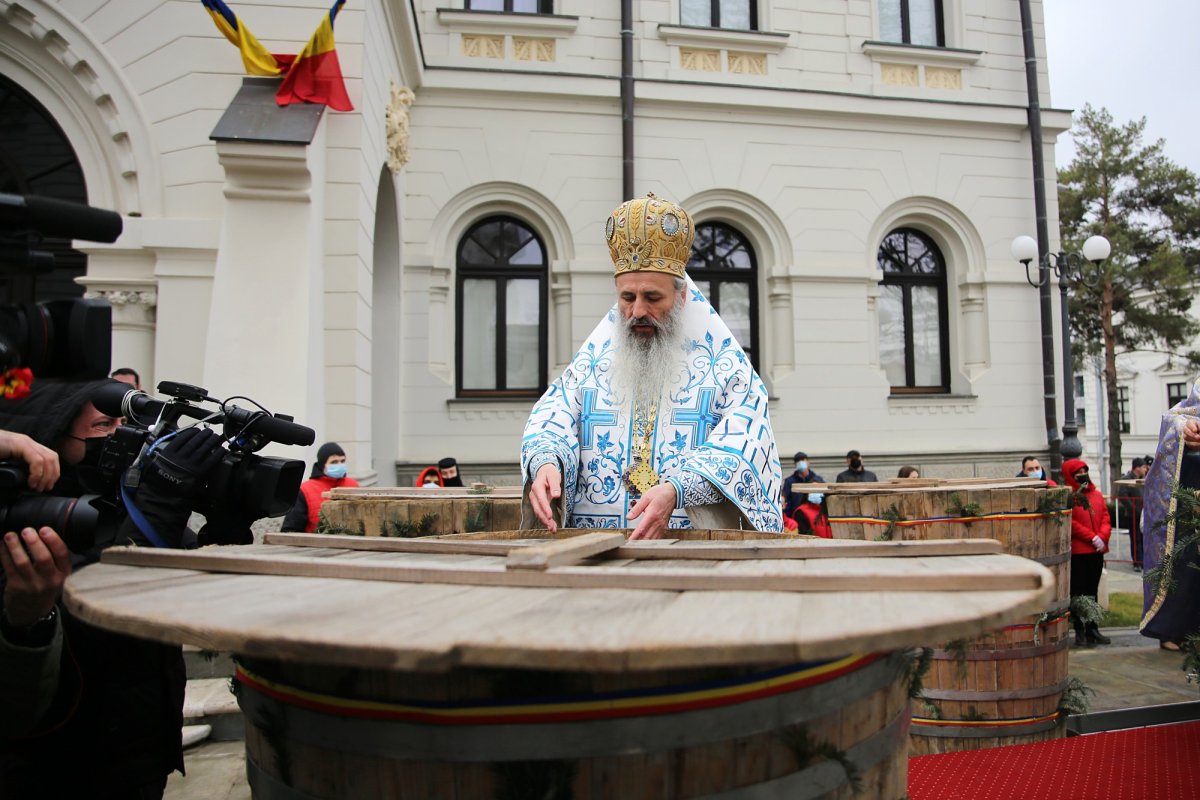 Sfânta Liturghie de Bobotează săvârșită la patru altare în incinta Ansamblului mitropolitan din Iași 199988