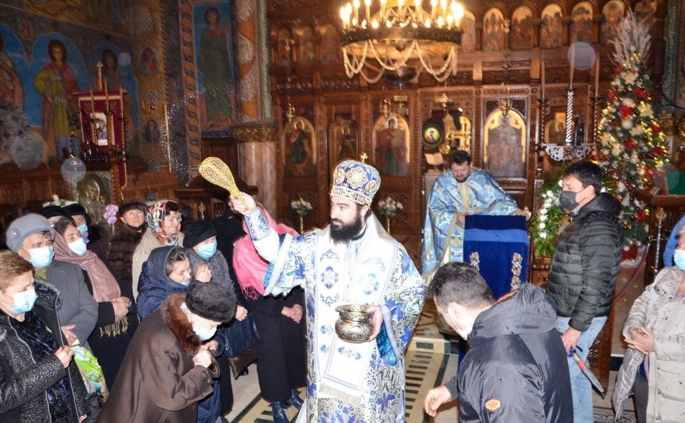 Credincioşii s-au rugat în Catedrala Episcopală din Deva la praznicul Bobotezei 200244