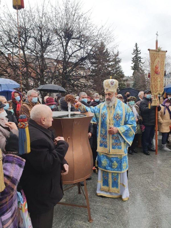 Liturghie arhierească la Catedrala Mare din Târgu-Mureș, la praznicul Botezului Domnului 200215