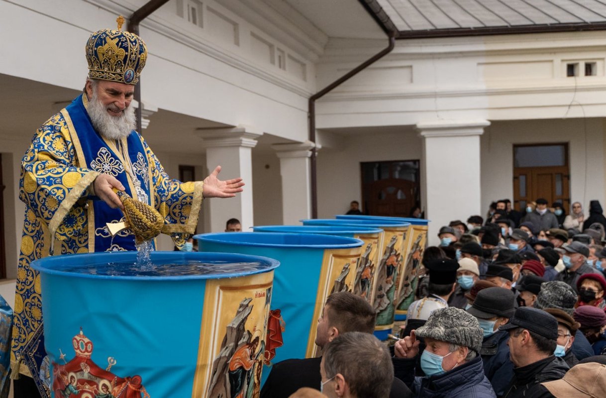 Sărbătoarea Bobotezei la Roman 200217