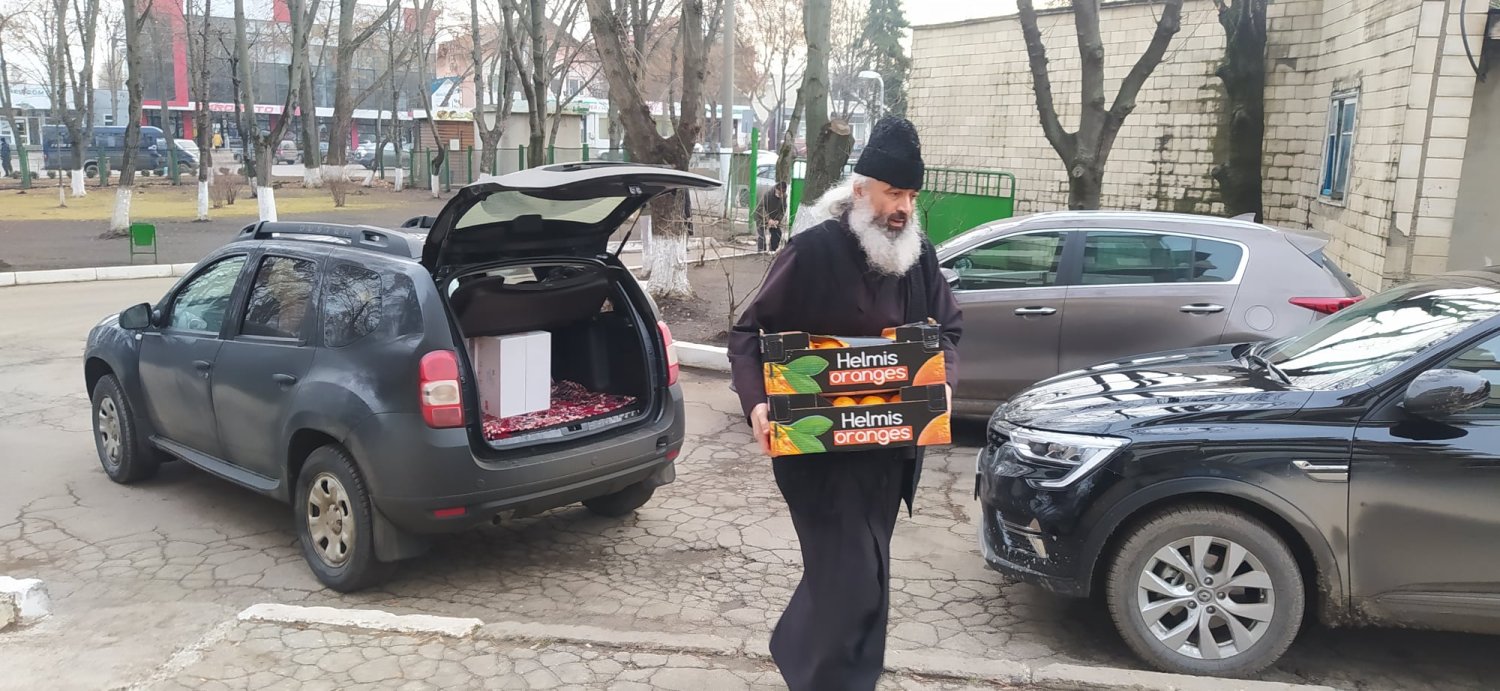 Daruri de la Mănăstirea Hadâmbu pentru copiii din Episcopia de Bălţi, în ajunul Crăciunului 200332