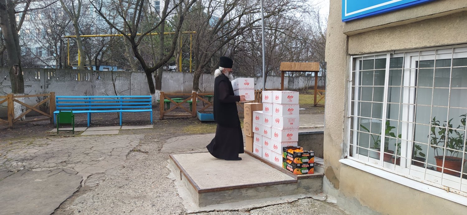 Daruri de la Mănăstirea Hadâmbu pentru copiii din Episcopia de Bălţi, în ajunul Crăciunului 200333