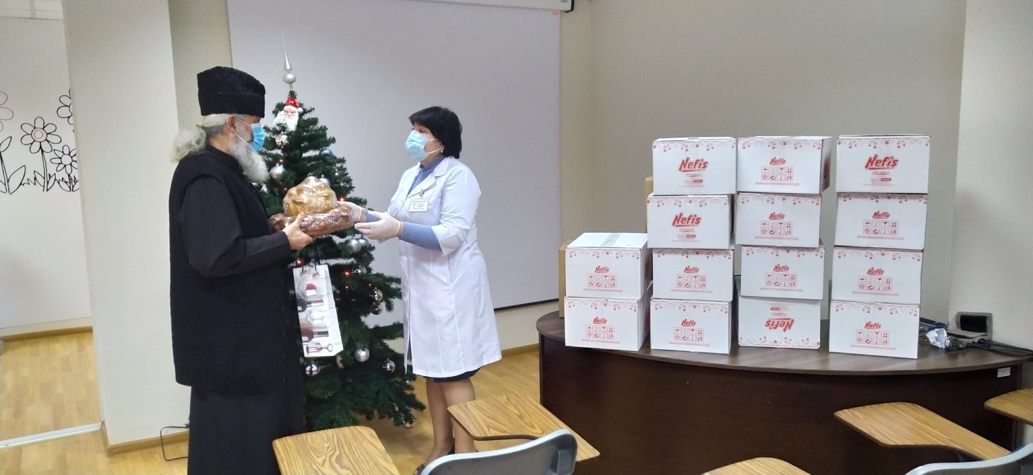 Daruri de la Mănăstirea Hadâmbu pentru copiii din Episcopia de Bălţi, în ajunul Crăciunului 200334