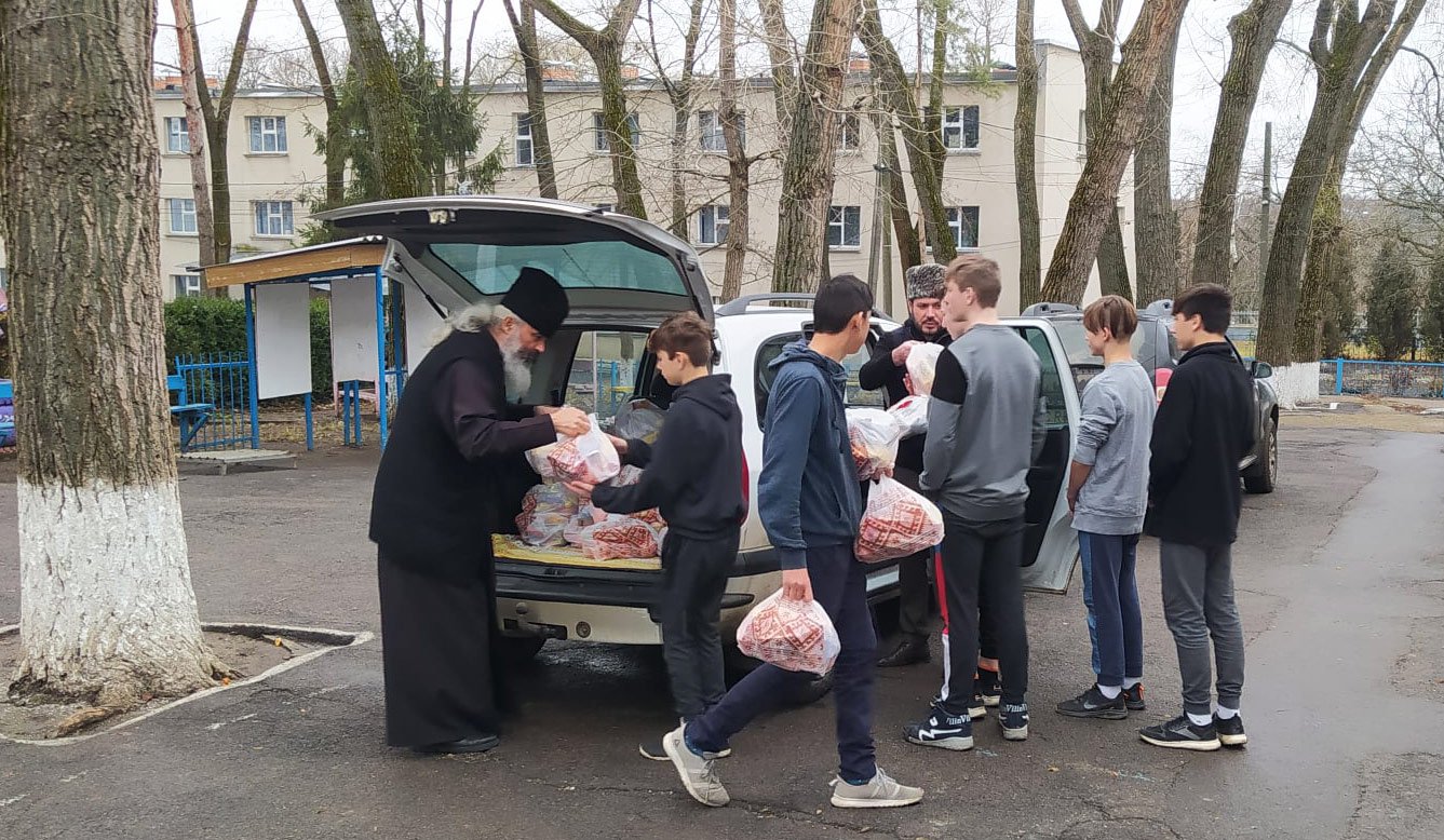 Daruri de la Mănăstirea Hadâmbu pentru copiii din Episcopia de Bălţi, în ajunul Crăciunului 200335