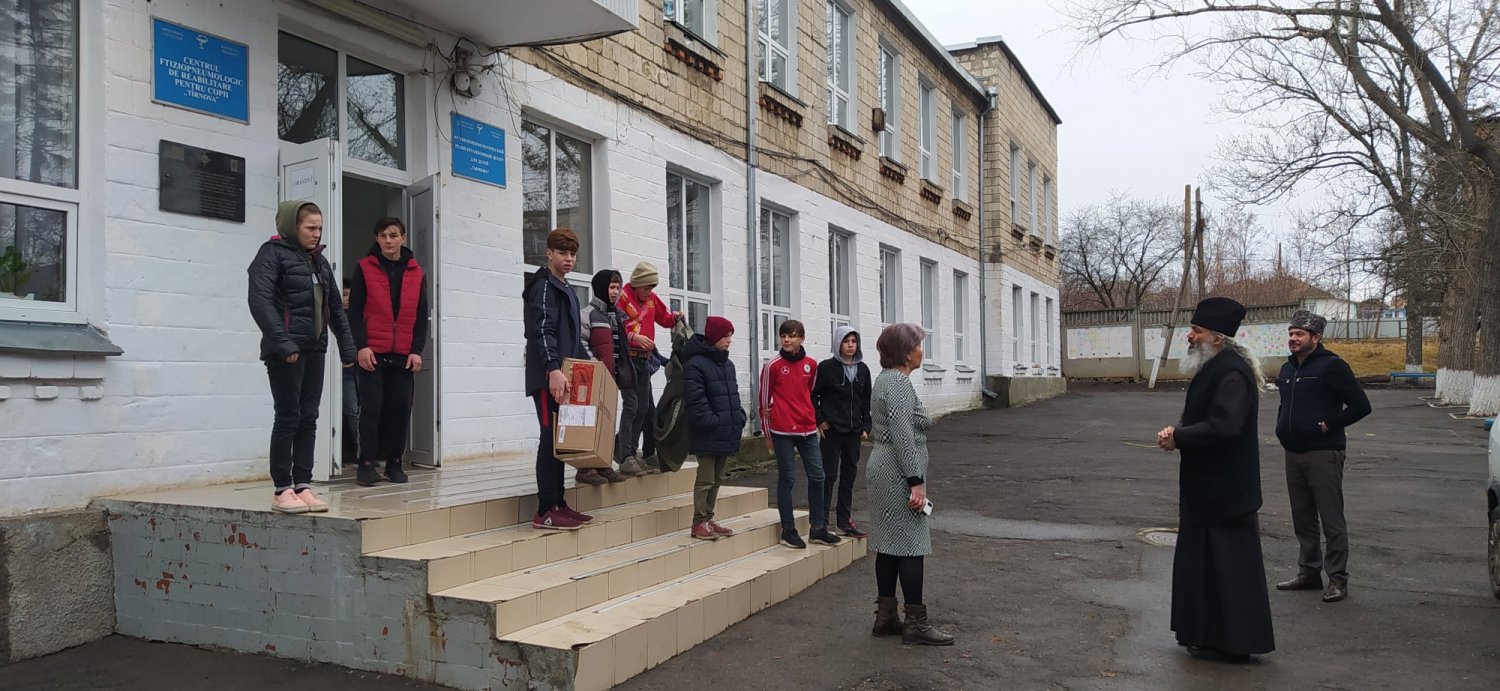 Daruri de la Mănăstirea Hadâmbu pentru copiii din Episcopia de Bălţi, în ajunul Crăciunului 200336