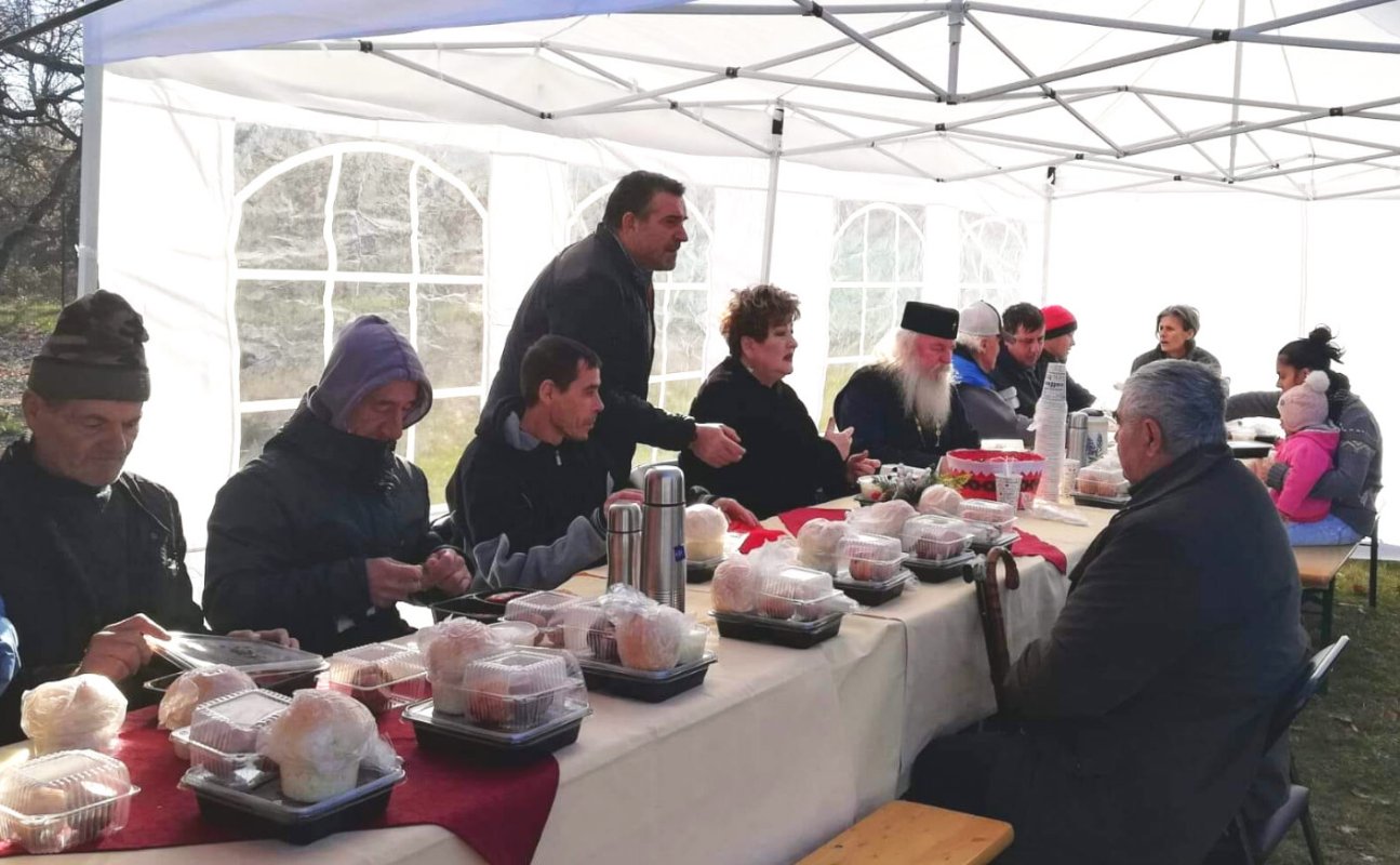 Mitropolitul Banatului și-a sărbătorit onomastica cu persoanele fără adăpost  200331