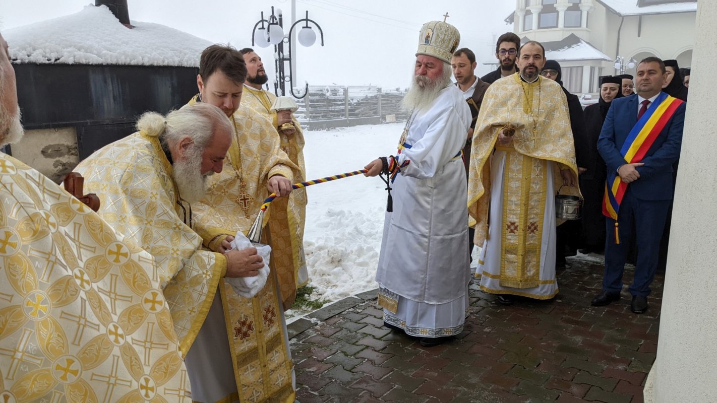 Biserica din Sânandrei Colonie a fost înveșmântată în har 200387