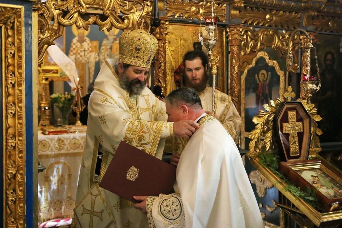 Sfințirea catapetesmei Bisericii „Tăierea capului Sfântului Ioan Botezătorul” din Iași 200386