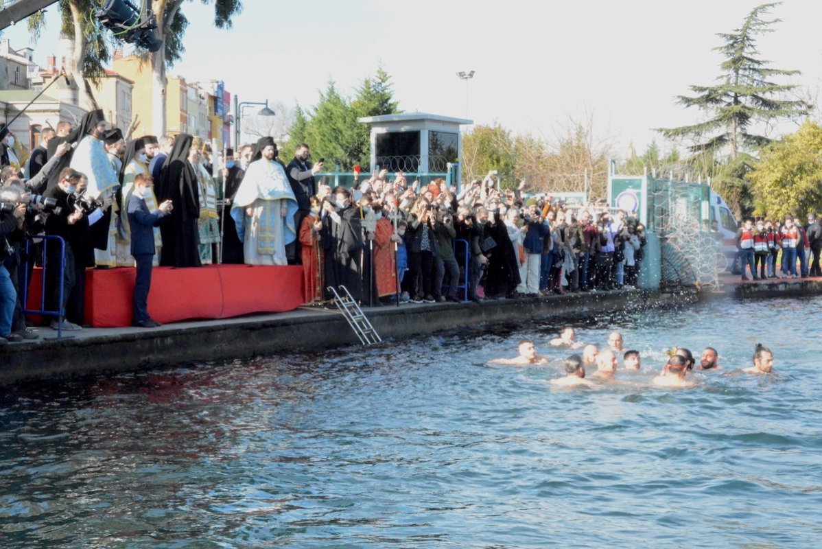 Sfințirea apelor Bosforului de Bobotează la Constantinopol 200441