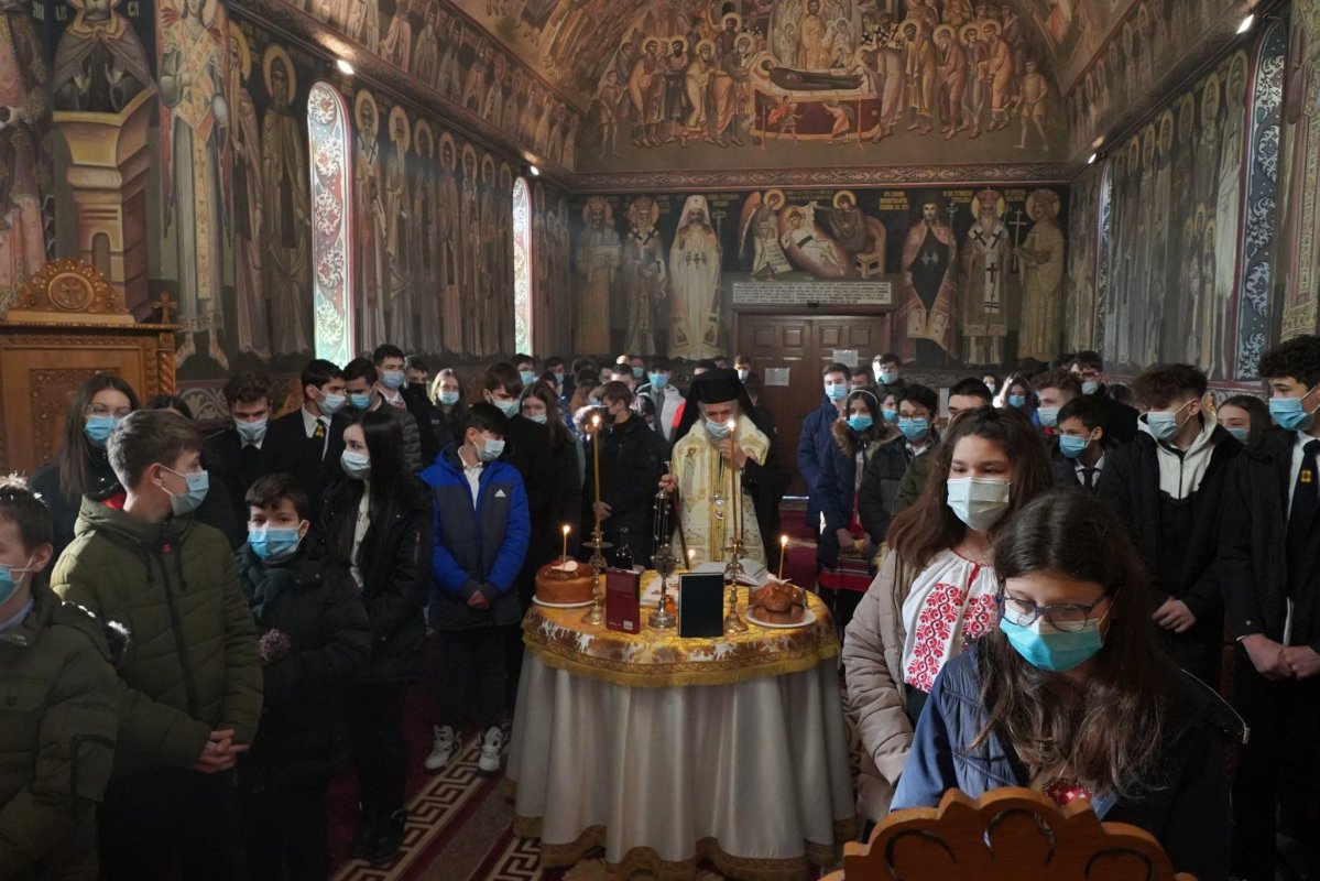 Poetul Mihai Eminescu a fost omagiat de elevii Seminarului Teologic „Sfântul Andrei“ din Galaţi  200732