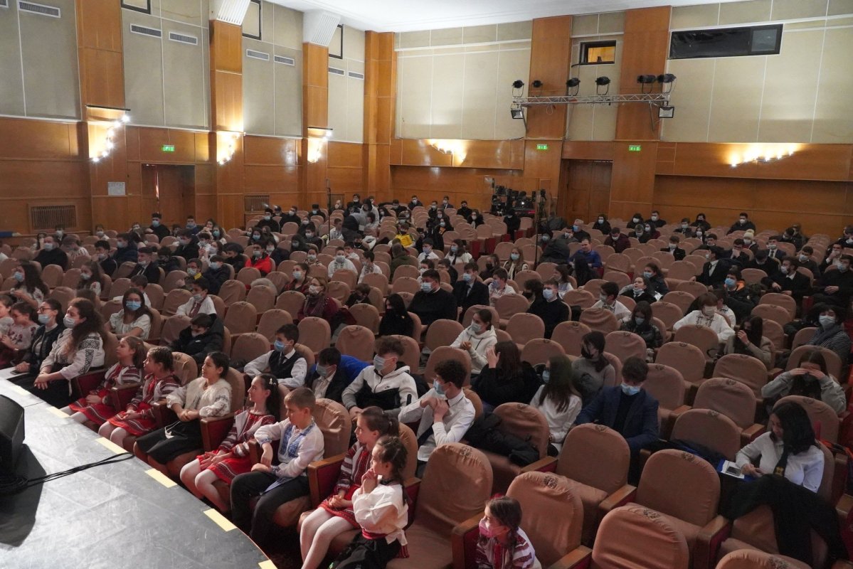 Poetul Mihai Eminescu a fost omagiat de elevii Seminarului Teologic „Sfântul Andrei“ din Galaţi  200735