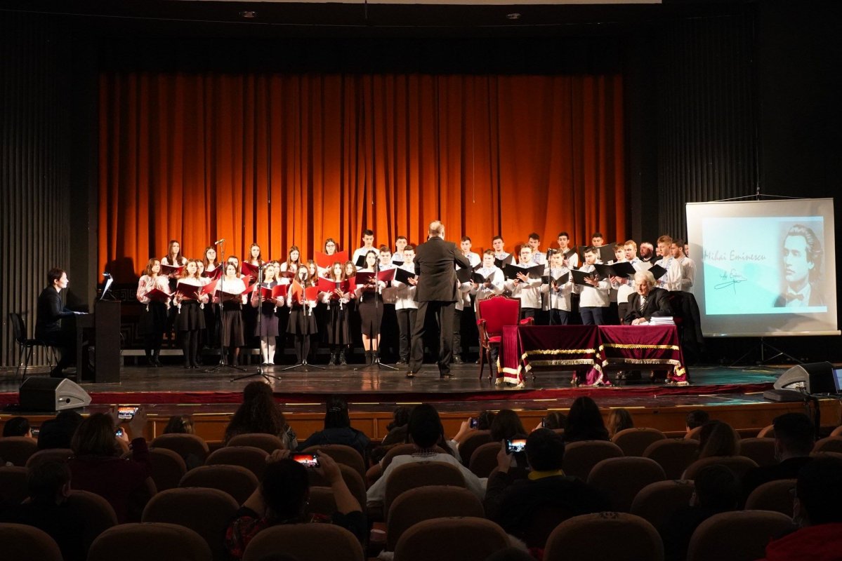 Poetul Mihai Eminescu a fost omagiat de elevii Seminarului Teologic „Sfântul Andrei“ din Galaţi  200736