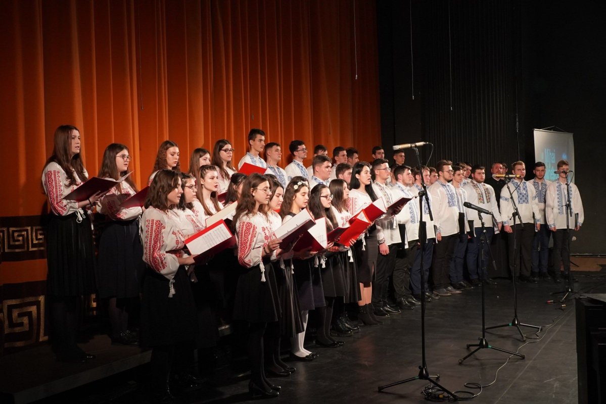 Poetul Mihai Eminescu a fost omagiat de elevii Seminarului Teologic „Sfântul Andrei“ din Galaţi  200737