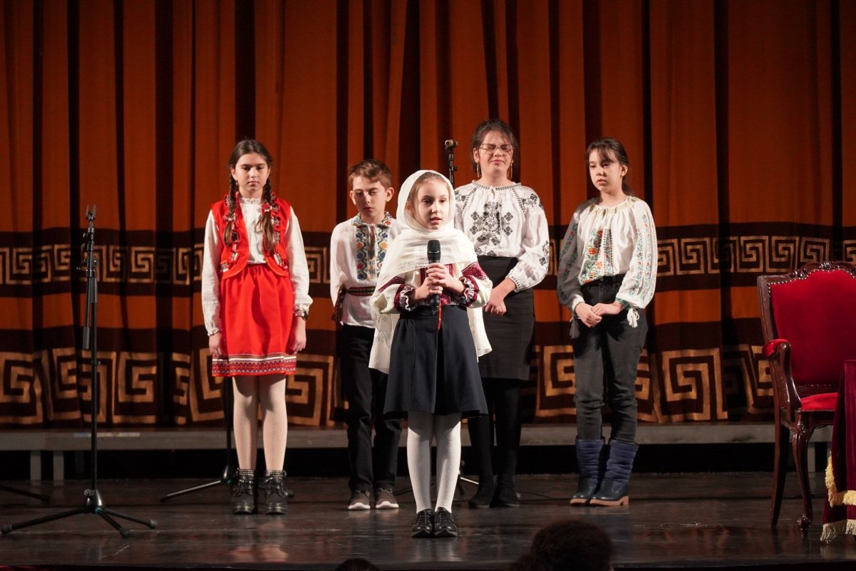 Poetul Mihai Eminescu a fost omagiat de elevii Seminarului Teologic „Sfântul Andrei“ din Galaţi  200738