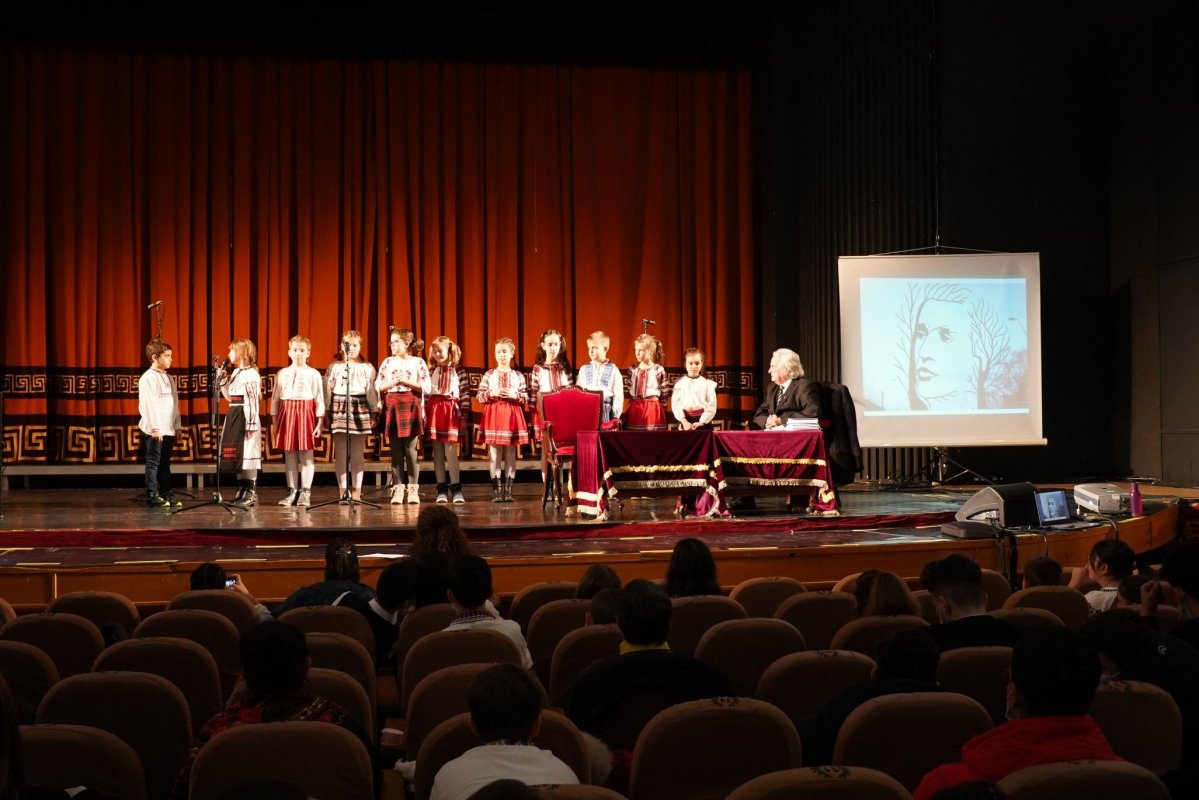 Poetul Mihai Eminescu a fost omagiat de elevii Seminarului Teologic „Sfântul Andrei“ din Galaţi  200739