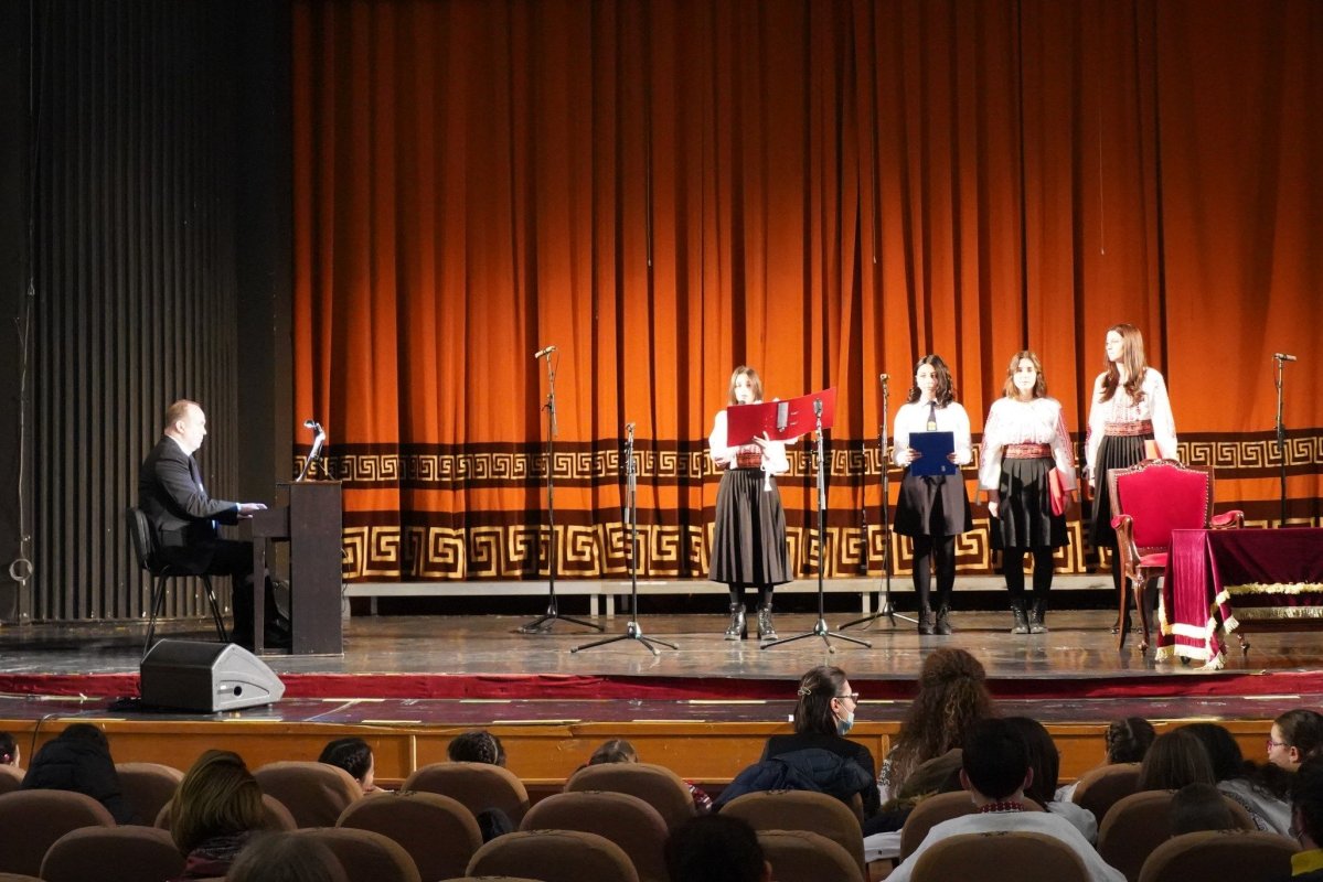 Poetul Mihai Eminescu a fost omagiat de elevii Seminarului Teologic „Sfântul Andrei“ din Galaţi  200740