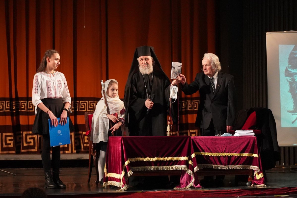 Poetul Mihai Eminescu a fost omagiat de elevii Seminarului Teologic „Sfântul Andrei“ din Galaţi  200741