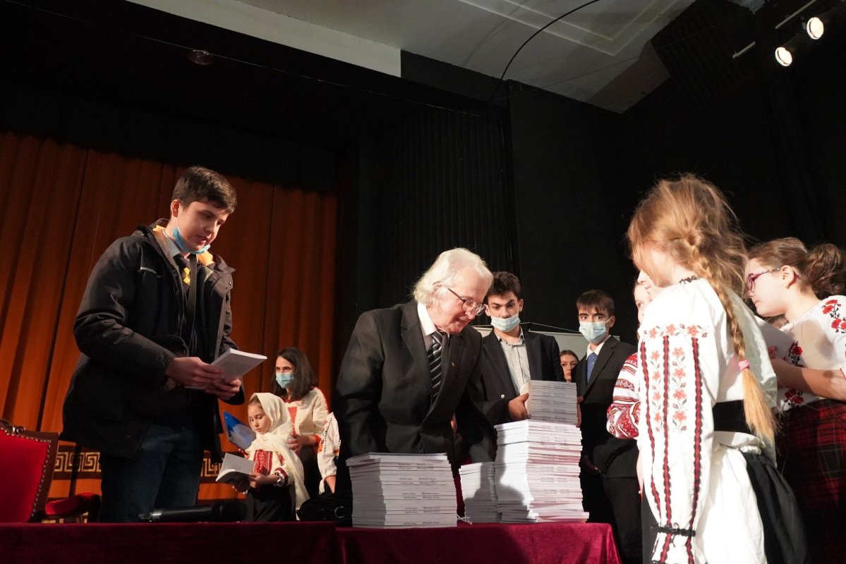 Poetul Mihai Eminescu a fost omagiat de elevii Seminarului Teologic „Sfântul Andrei“ din Galaţi  200742