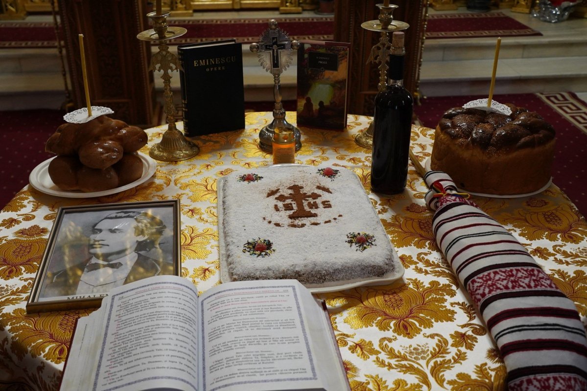 Poetul Mihai Eminescu a fost omagiat de elevii Seminarului Teologic „Sfântul Andrei“ din Galaţi  200743