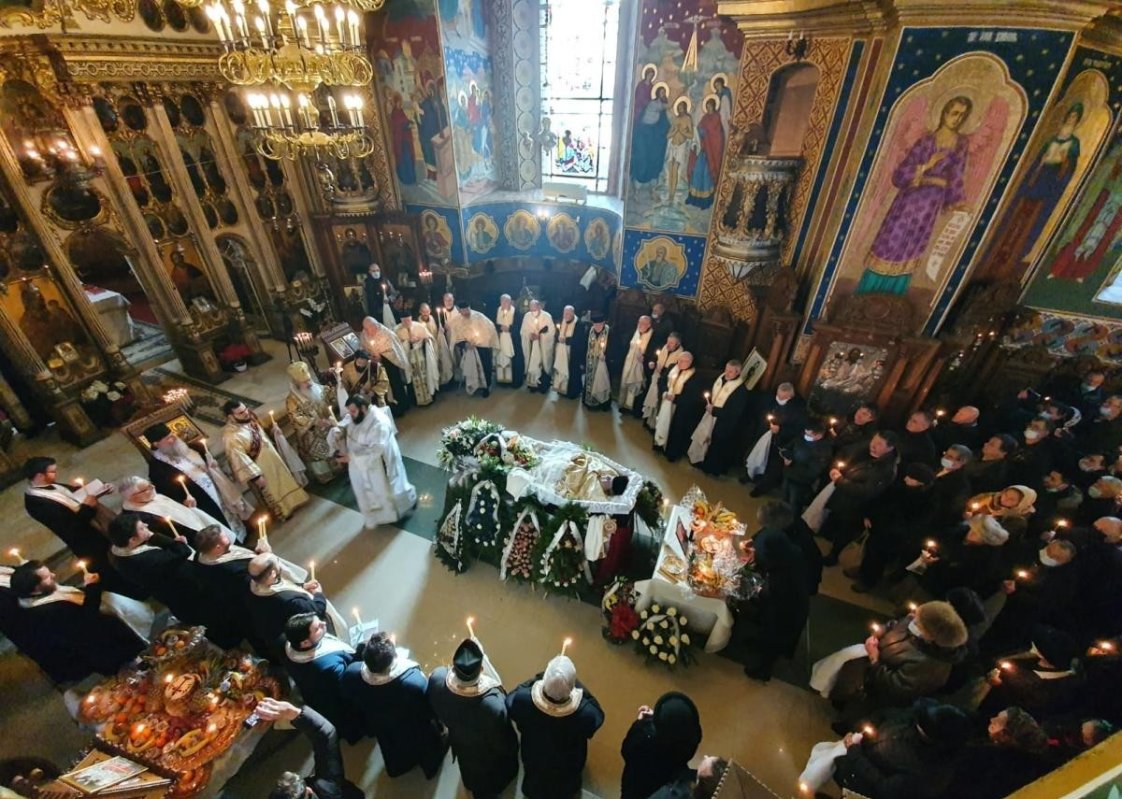 Rugăciuni arhierești la căpătâiul preotului Florin Filip 200698