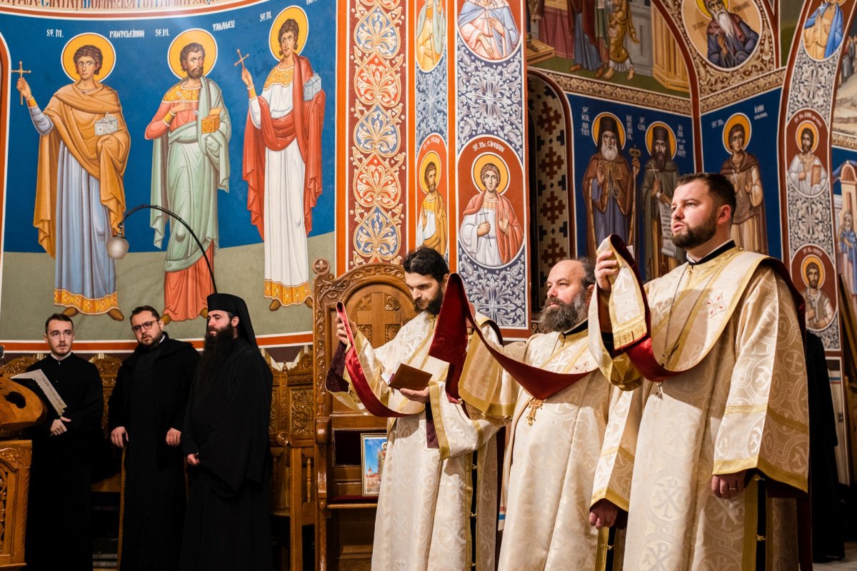 Arhiepiscopul Sucevei și Rădăuților a slujit la Paraclisul Mănăstirii „Sfântul Ioan cel Nou” 200785