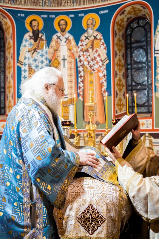 Arhiepiscopul Sucevei și Rădăuților a slujit la Paraclisul Mănăstirii „Sfântul Ioan cel Nou” 200804