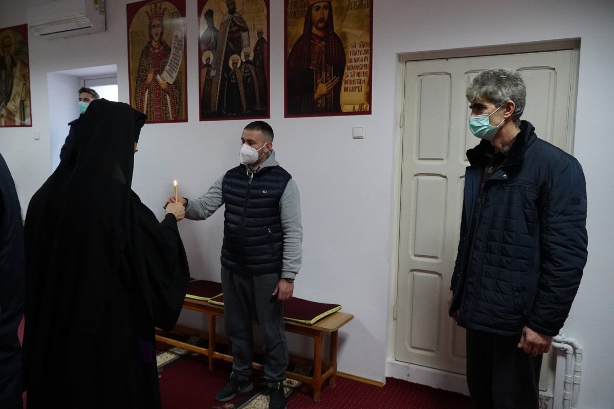 Ierarhul Dunării de Jos i-a vizitat pe deţinuţii din Penitenciarul Galaţi 200895