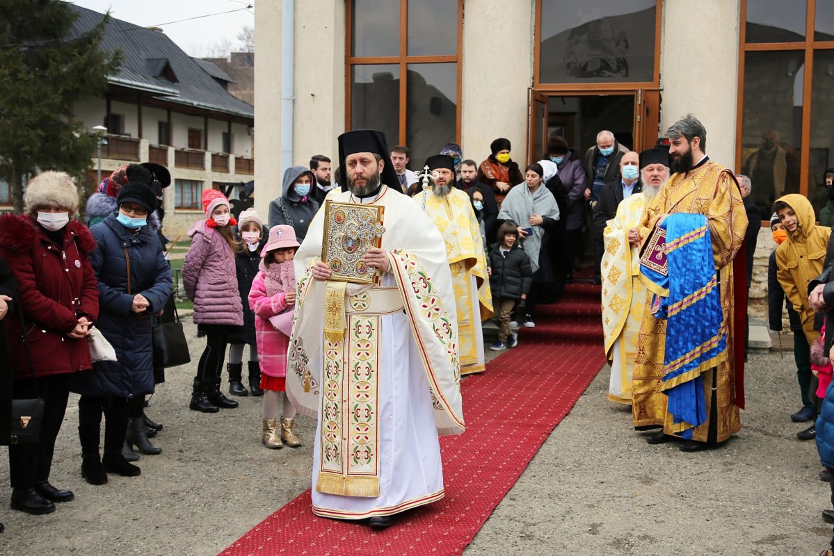 IPS Părinte Mitropolit Teofan: „Recunoștința față de Dumnezeu se arată prin participarea noastră la Dumnezeiasca Liturghie” 200942