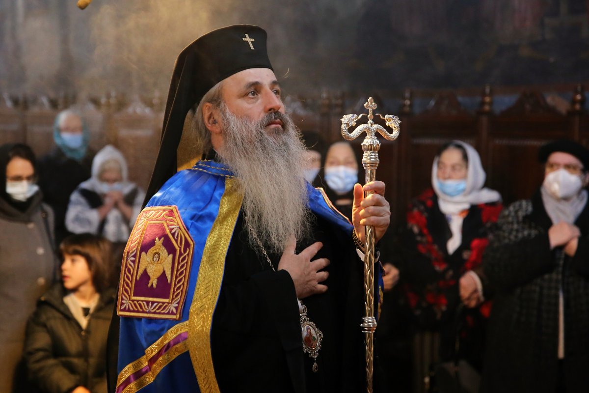 IPS Părinte Mitropolit Teofan: „Recunoștința față de Dumnezeu se arată prin participarea noastră la Dumnezeiasca Liturghie” 200943