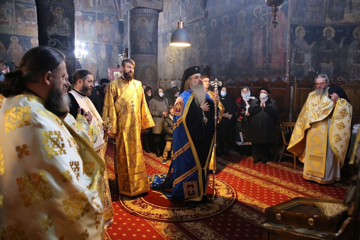 IPS Părinte Mitropolit Teofan: „Recunoștința față de Dumnezeu se arată prin participarea noastră la Dumnezeiasca Liturghie” 200944