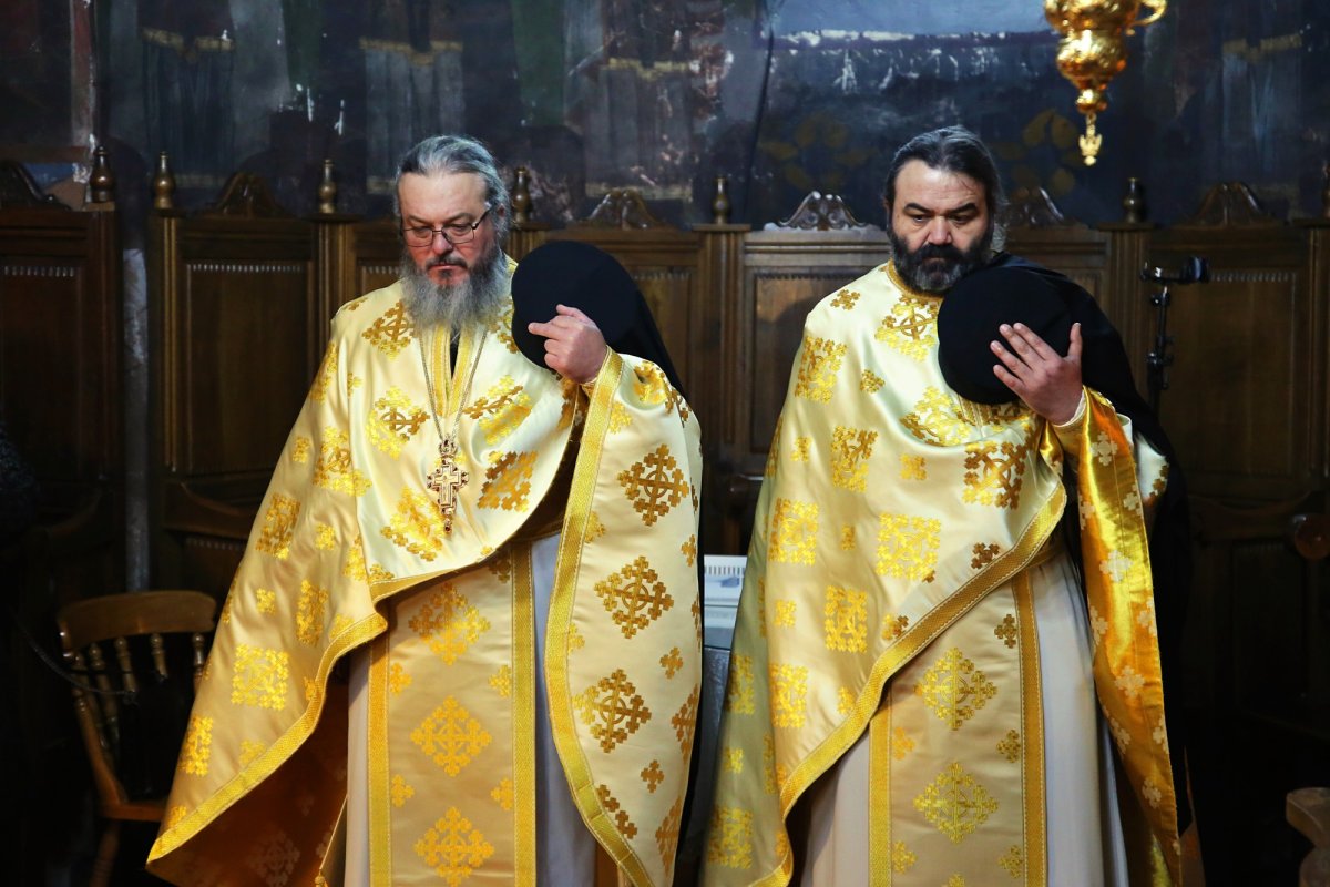 IPS Părinte Mitropolit Teofan: „Recunoștința față de Dumnezeu se arată prin participarea noastră la Dumnezeiasca Liturghie” 200945