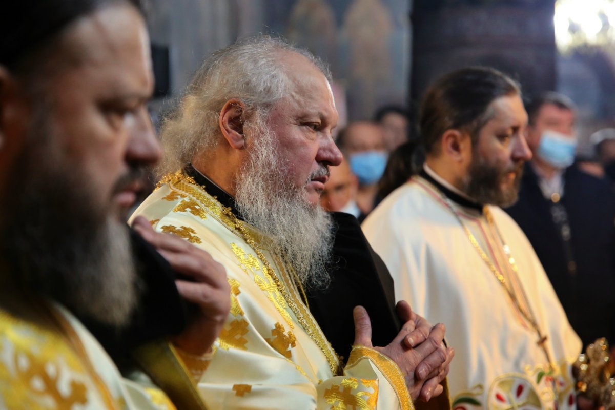 IPS Părinte Mitropolit Teofan: „Recunoștința față de Dumnezeu se arată prin participarea noastră la Dumnezeiasca Liturghie” 200946