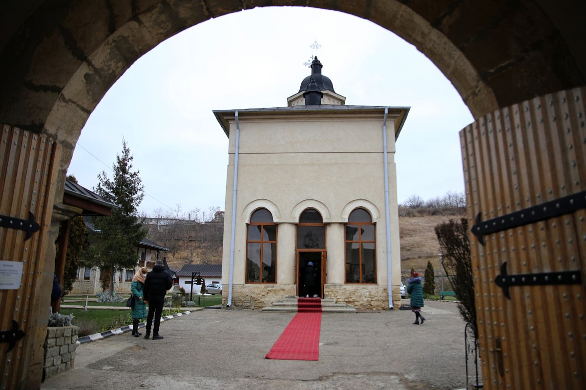 IPS Părinte Mitropolit Teofan: „Recunoștința față de Dumnezeu se arată prin participarea noastră la Dumnezeiasca Liturghie” 200948