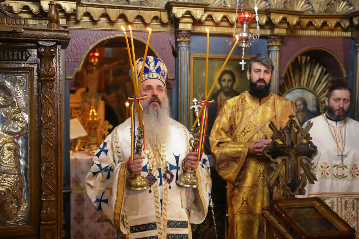 IPS Părinte Mitropolit Teofan: „Recunoștința față de Dumnezeu se arată prin participarea noastră la Dumnezeiasca Liturghie” 200949