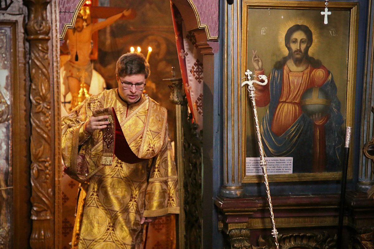 IPS Părinte Mitropolit Teofan: „Recunoștința față de Dumnezeu se arată prin participarea noastră la Dumnezeiasca Liturghie” 200950