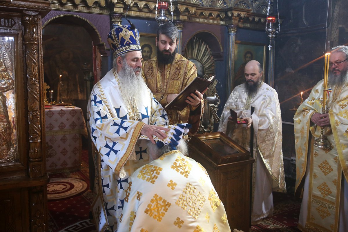 IPS Părinte Mitropolit Teofan: „Recunoștința față de Dumnezeu se arată prin participarea noastră la Dumnezeiasca Liturghie” 200955