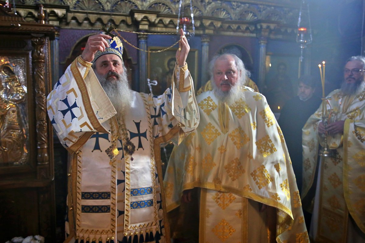 IPS Părinte Mitropolit Teofan: „Recunoștința față de Dumnezeu se arată prin participarea noastră la Dumnezeiasca Liturghie” 200956