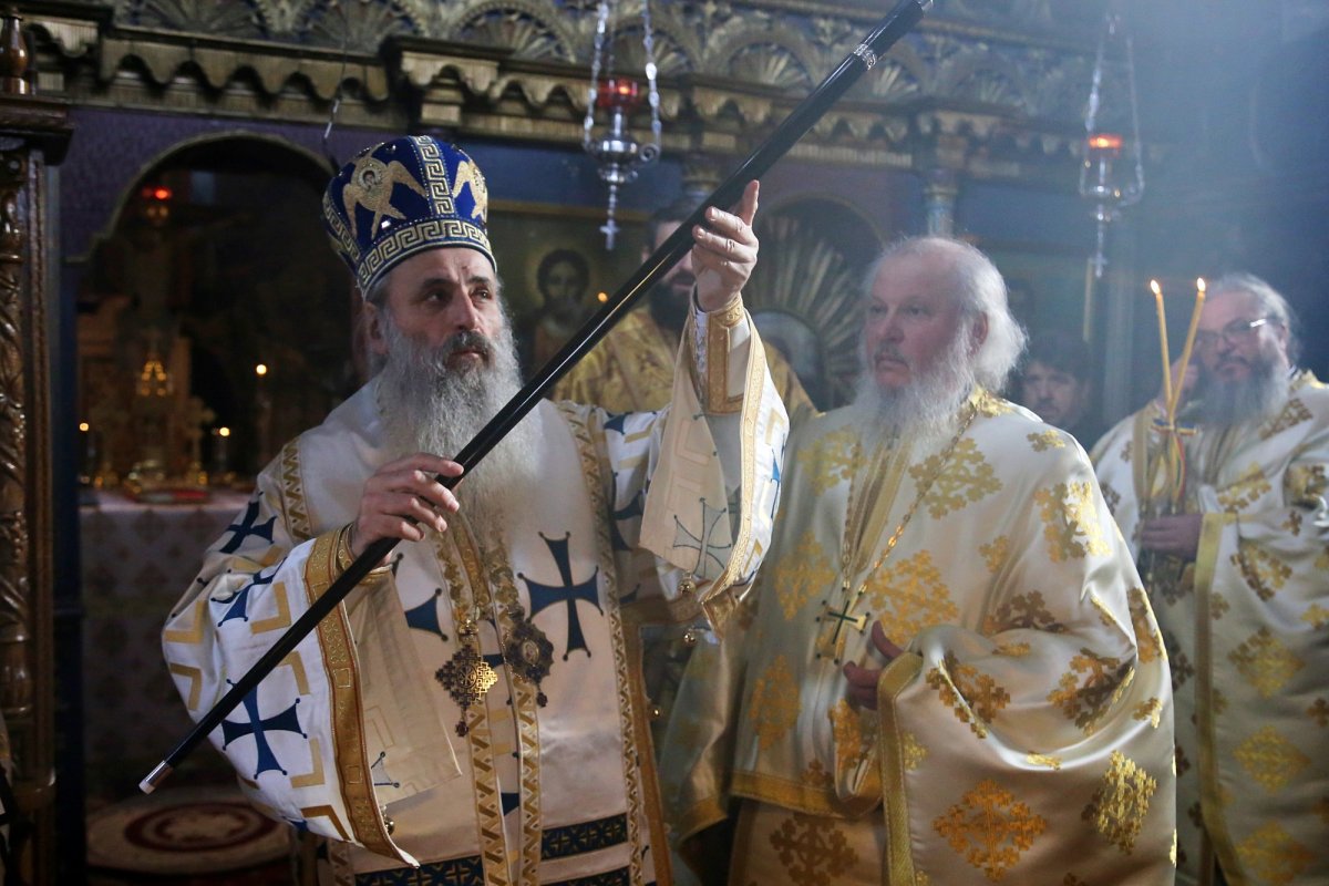 IPS Părinte Mitropolit Teofan: „Recunoștința față de Dumnezeu se arată prin participarea noastră la Dumnezeiasca Liturghie” 200957