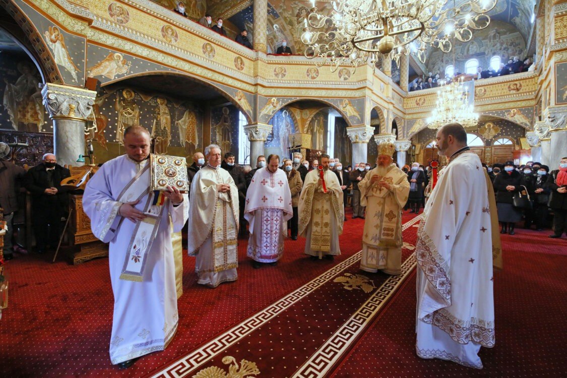 Slujire arhierească la Biserica „Adormirea Maicii Domnului” din cartierul turdean Oprișani 201003