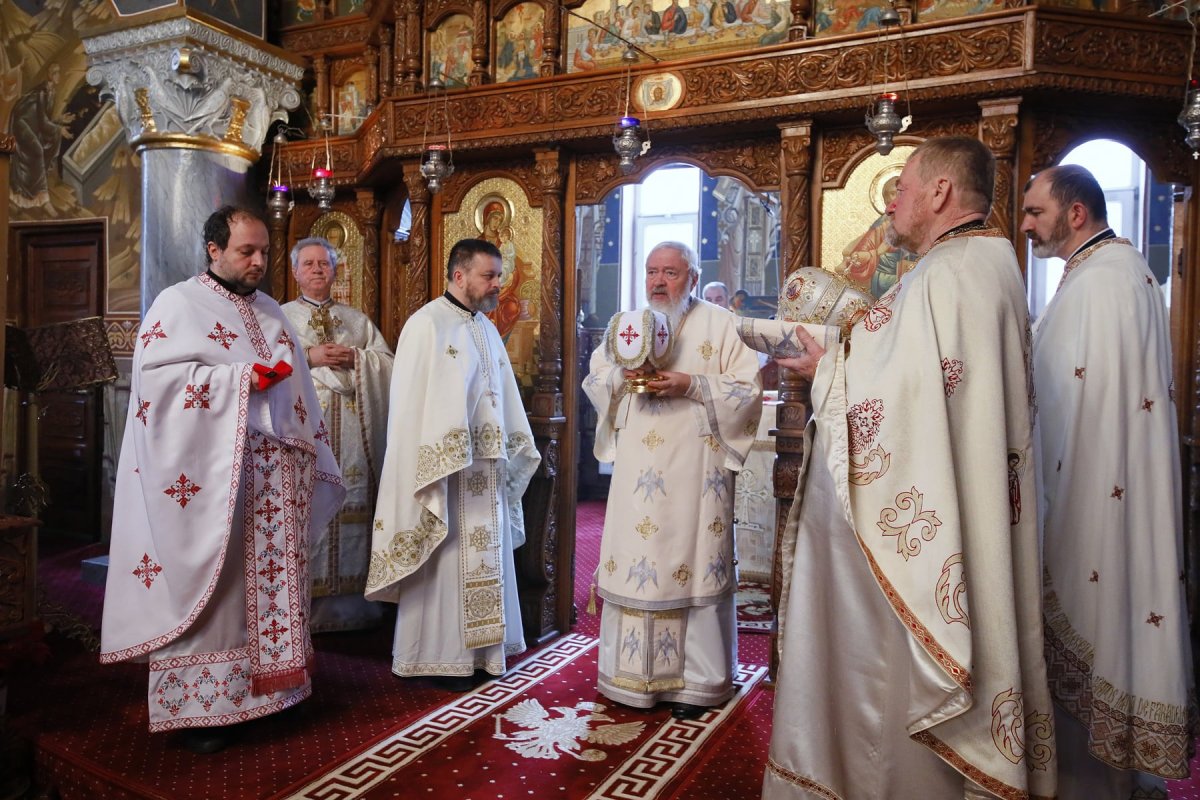 Slujire arhierească la Biserica „Adormirea Maicii Domnului” din cartierul turdean Oprișani 201005