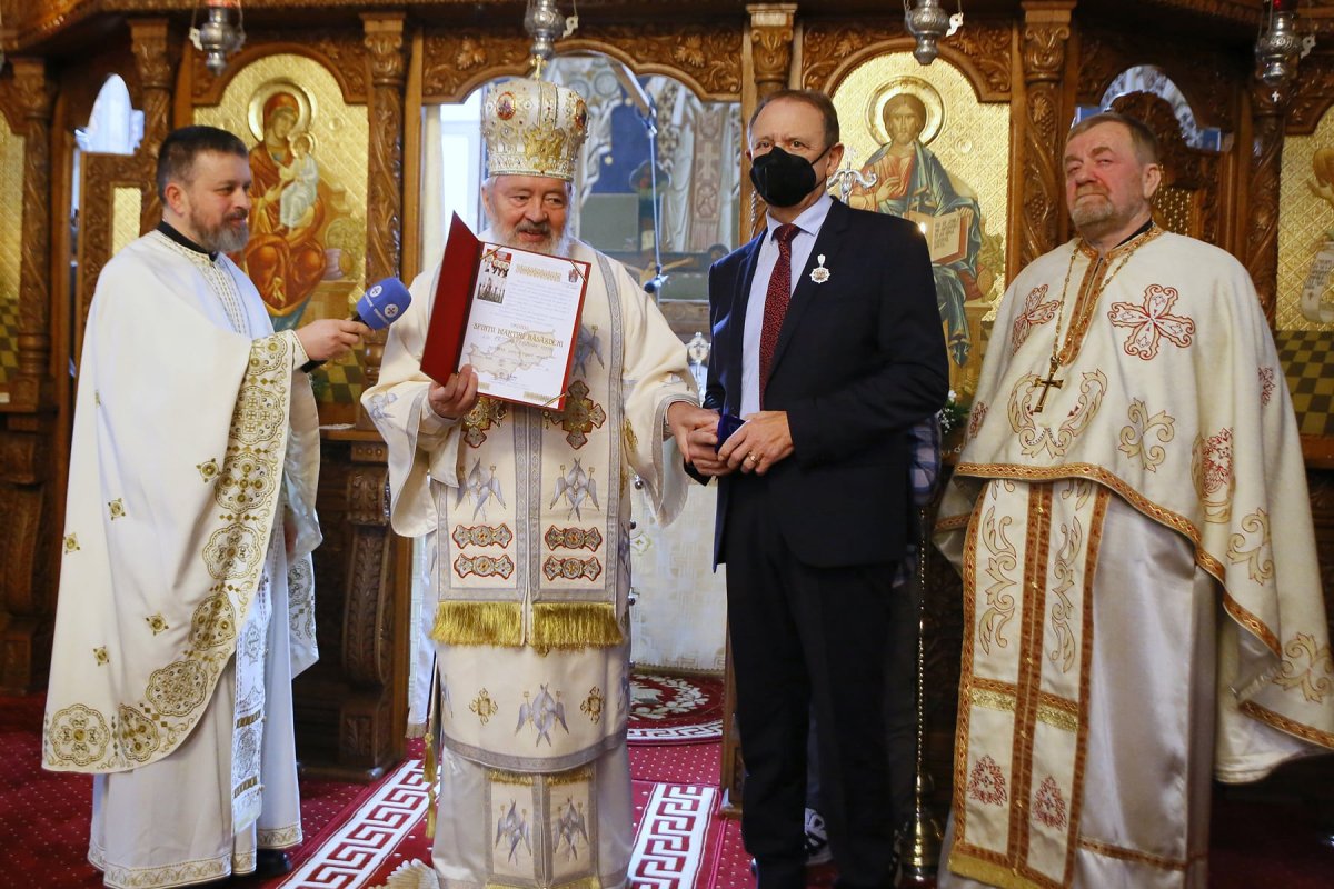 Slujire arhierească la Biserica „Adormirea Maicii Domnului” din cartierul turdean Oprișani 201006