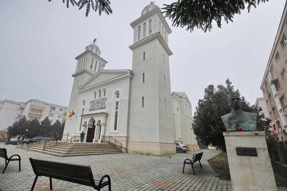 Slujire arhierească la Biserica „Adormirea Maicii Domnului” din cartierul turdean Oprișani 201007